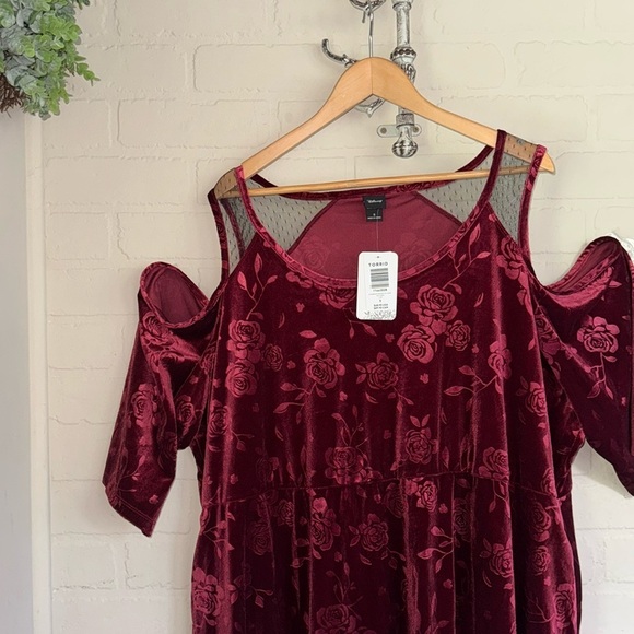 Torrid Minnie Mouse velvet dress red floral rose cold shoulder size 5x 28 NEW - Picture 2 of 6
